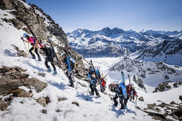 Entre el 25 de abril y el 1 de mayo tiene lugar la Patrulla de Glaciares, una carrera alpina organizada por el ejército suizo, a lo largo de la frontera con Italia., en la que los participantes deben recorrer 57,5 Km entre montañas. En la imagen, un grupo de corredores asciende el pico Rosablanche, en Verbier (Suiza) ayer durante la 22ª edición.