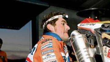 <b>TRABAJO DURO. </b>Coma demuestra sus conocimientos de mecánica.