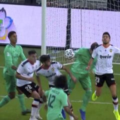 La de Ramos no es mano punible, ahora se tiende a pitarlas todas