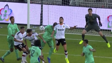 La de Ramos no es mano punible, ahora se tiende a pitarlas todas