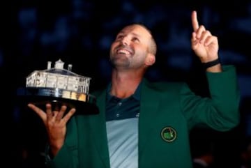 Sergio García with the green jacket and the winner's trophy.