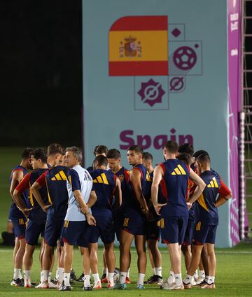 Luis Enrique y el grupo de jugadores durante el entrenamiento de hoy. 