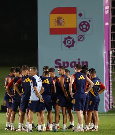Luis Enrique y el grupo de jugadores durante el entrenamiento de hoy. 