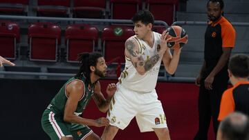 Gabriel Deck, ante Pierria Henry, durante el Baskonia - Real Madrid de la Euroliga.