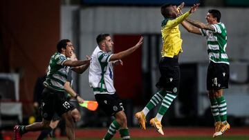 Pedro Porro celebra con sus compa&ntilde;eros el t&iacute;tulo en la Copa de la Liga.