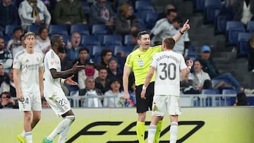 El árbitro Muñiz Ruiz expulsa con roja directa a Franco Mastantuono en el minuto 94 de partido.