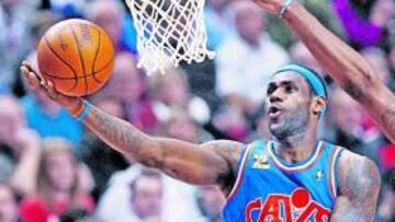 <b>LEJOS DE CLEVELAND. </b>LeBron James penetra ante Brandon Roy.