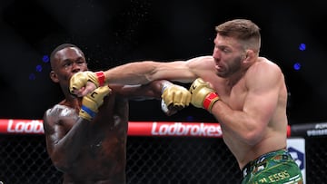 Perth (Australia), 17/08/2024.- Dricus du Plessis (R) of South Africa in action against Israel Adesanya (L) of Nigeria during their Middleweight title bout at UFC 305 at RAC Arena in Perth, Australia, 18 August 2024. (Sudáfrica) EFE/EPA/RICHARD WAINWRIGHT AUSTRALIA AND NEW ZEALAND OUT