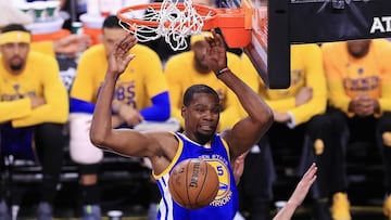 Kevin Durant machaca durante el cuarto y &uacute;ltimo partido de la eliminatoria ante los Spurs.