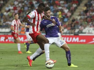 El delantero de Burkina Faso del Almería Jonathan Sundy Zongo (i) lucha el balón con Álvaro González, del R.C.D Espanyol, durante el encuentro de Liga de Primera División que se está disputando esta noche en el estadio de los juegos Mediterráneos, en Almería.