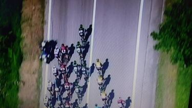 Una moto provoca una caída: Landa y Thomas, perjudicados