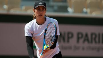 Garbi&ntilde;e Muguruza, durante un entrenamiento en Roland Garros.