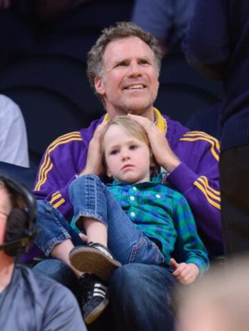 Will Ferrell y su hijo Axel en el Staples. 