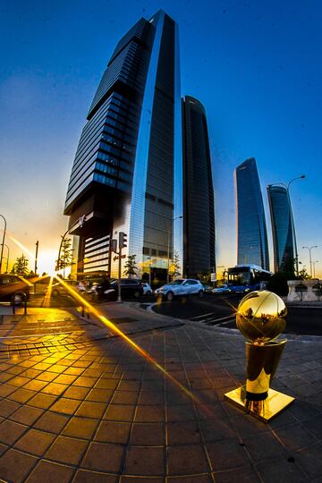 El Larry O'Brien con las Cuatro Torres de fondo.