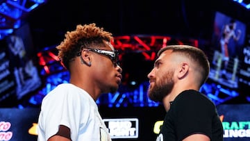 Devin Haney (izq.) y Vasyl Lomachenko, cara a cara antes de su combate.