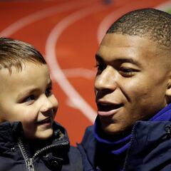 Mbappé invita a un partido a un niño que perdió a su madre