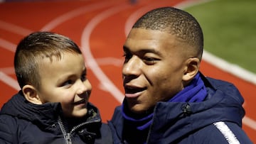 Mbappé, junto a un fan de la selección francesa.