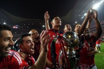 Los jugadores del Benfica celebran con el trofeo tras derrotar Olhanense y ganar el título de la Liga portuguesa en el estadio Luz de Lisboa 