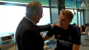 Florentino saluda cariñosamente a dos jugadores en su visita