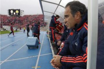 Martín Lasarte mirando el partido