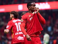 Helinho festeja un gol con los Diablos Rojos del Toluca besando el escudo del equipo durante un partido de la Jornada 3 del torneo Clausura 2026 de la Liga MX.