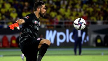 Futbol, Colombia vs Chile.
 Fecha 10, Eliminatorias mundial de Catar 2022.
 El jugador de Chile Claudio Bravo  juega el bal&Atilde;&sup3;n contra Colombia durante el partido por las clasificatorias al Mundial de Catar 2022 realizado en el Estadio Metropolitano Roberto Melendez
 Barranquilla, Colombia.
 09/09/2021
 Jairo Cassiani/Vizzor Image/Photosport
 
 Football, Colombia vs Chile.
 10th date, Qatar 2022 World Cup Qualifiers.
 Chile &#039;s player Claudio Bravo,  play the ball against Colombia during the 2022 Qatar World Cup qualifier football match at Metropolitano Roberto Melendez
 stadium in Barranquilla, Colombia.
 09/09/2021
 Jairo Cassiani/Vizzor Image/Photosport