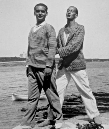 La amistad entre Dal y Lorca fue una de las ms influyentes para la cultura espa?ola y profundamente turbulenta. En ellos se fusionaba el arte, la poesa y el surrealismo durante la Generacin del 27. Se alentaban el uno al otro en sus respectivas disciplinas artsticas. Oda a Salvador Dal es el poemario ms extenso del escritor granadino, y es un homenaje a su amigo en el que el homoerotismo se puede distinguir sin esfuerzo en sus pginas. El libro surgi despus de que el poeta pasara la Semana Santa de 1925 con la familia de Dal en Cadaqus.  