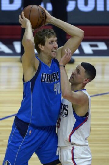 El jugador de los Clippers Austin Rivers presiona al alemán Dirk Nowitzki, de los Mavericks de Dallas.