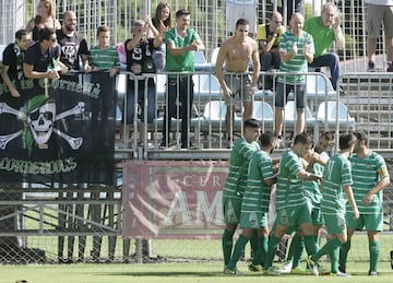 Pese a que en la página oficial del club se hace énfasis a que cumple con las necesidades del fútbol profesional, lo cierto es que el Nou Municipal de Cornellà de Llobregat, inaugurado en el año 2012, tan solo reúne un aforo de 1.500 personas. No obstante, las instalaciones se sitúan al lado del RCD Stadium, sede habitual del Espanyol y la mudanza se podría replantear en caso de necesidad. Claro que todo ello se planteará si el Cornellà logra el deseado ascenso a LaLiga SmartBank. En el camino, el primer rival que se cruzará para impedirlo será el Ibiza de Pablo Alfaro.

El Cornellà se ha mostrado bastante regular a lo largo del año. Ha sido el tercer mejor local del Grupo III de Segunda División B, prácticamente igualado con el Barça. Un punto les separa y entre medias se cuela el Lleida con el mismo casillero, pero mejor diferencia de goles. La afición catalana ha disfrutado de nueve triunfos y cuatro empates en su feudo y solo dos derrotas. Eso sí, apenas ha podido festejar un gol por partido: 16 en 15 encuentros. Tampoco ha lamentado muchos goles encajados, concretamente siete.