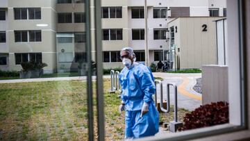 ACOMPAÑA CRÓNICA: PANAMERICANOS CORONAVIRUS - AME4362. LIMA (PERÚ), 25/07/2020.- Fotografía fechada el 15 de mayo de 2020 que muestra a un trabajador de la salud en la Villa Panamericana, habilitada para alojar a casos positivos de coronavirus, en Lima (Perú). Un año después de hacer de Lima la capital deportiva de las Américas, los Juegos Panamericanos han adquirido una impensada e imprevista función sanitaria durante la pandemia en Perú al servir sus sedes como hospitales para contagiados de COVID-19, e incluso de centro científico para análisis de pruebas. Cuando el 26 de julio de 2019 se inauguraron los Juegos en una apoteósica fiesta de mucho color y fuegos de artificio, nadie imaginaba que el legado del mayor acontecimiento deportivo del continente serviría para hacer frente al coronavirus y ampliar la capacidad del frágil y desbordado sistema de salud pública de Perú. EFE/ Sergi Rugrand