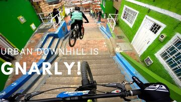 Rémy Métailler persigue a Matt Walker en un trazado urbano de descenso en MTB por las calles de Ciudad Bolívar, Colombia.