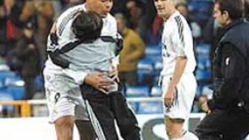 <b>EL NIÑO QUE AMA A O REI</B>. Al final del partido un niño saltó al campo para abrazarse a Ronaldo y pedirle su camiseta. Me ha maravillado tu actuación. El crack, siempre amigo de los niños, se la dio encantado.