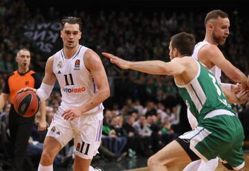 Mario Hezonja ataca la canasta del Zalgiris.