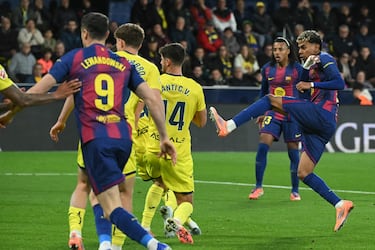 Lamine Yamal marca el 0-2 al Villarreal. 