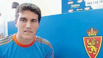 <b>CUATRO AÑOS MÁS. </b>Alberto Zapater firmó ayer un nuevo contrato con el Zaragoza por una duración de cuatro temporadas.