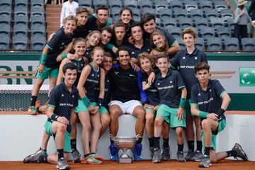 Rafa Nadal posa con su décimo título y con los recogepelotas. 