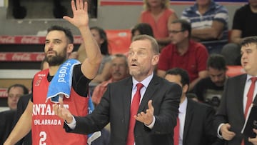 El entrenador del Montakit Fuenlabrada, N&eacute;stor Garc&iacute;a , da indicaciones a sus jugadores durante el partido ante el Unicaja correspondiente a la tercera jornada de la Liga Endesa.