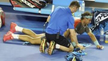Nadal, atendido de la espalda durante la final de Australia.