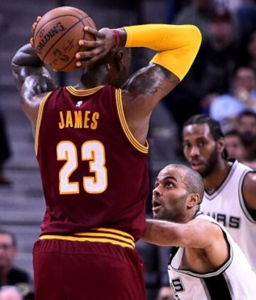 LeBron James lucha por el balón con Tony Parker.