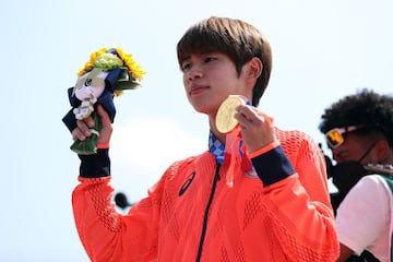 El 25 de julio del 2021 pasará a la historia del skateboarding como el día en el que se repartió el primer oro olímpico de este deporte. Fue a parar a manos del japonés Yuto Horigome en la categoría de Men's Street Skate, que fue la encargada de abrir fuego. Con una participación histórica con la mayoría de puntuaciones del Best Trick por encima de 9. En la foto, Yuto posa en el podio con la medalla de oro en una mano y la mascota de los Juegos Olímpicos de Tokio con un ramo de flores en la otra.