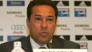 <B>MOLESTO.</B> A Luxemburgo le molesta que sus aficionados se fijen más en el Barça que en su equipo.