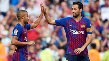 Rafinha se saluda con Sergio Busquets tras marcar a Boca.