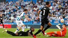 San Sebasti&aacute;n (Gipuzkoa).- 26/09/2021.- El delantero de la Real Sociedad, Mikel Oyarzabal (i), remata ante los jugadores del Elche, el colombiano Helibelton Palacios (2i) y el guardameta Kiko Casillas, durante el partido correspondiente a la s&eacu