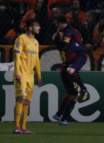 Lionel Messi celebra con sus compañeros de equipo después de anotar un gol durante el partido de fútbol de la UEFA Champions League