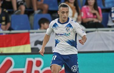 Si el Tenerife desciende, no será por Luismi Cruz, un jugador que reparte juego como pocos en Segunda. El centrocampista de los insulares participó en el único tanto de su equipo, con un precioso pase entre líneas a Landázuri, para que este asistiera a Enric Gallego.