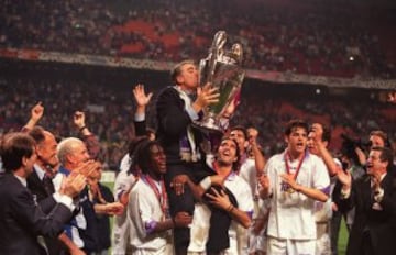El 20 de Mayo de 1998, el Real Madrid consigue la séptima Copa de Europa contra la Juventus. Lorenzo Sanz besa la copa sostenido por Seedorf y por Fernando Sanz ante la atenta mirada de Hierro. 
 