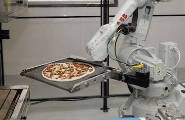 Pizzas a domicilio cocinadas por robots durante el reparto, el futuro de las pizzerías