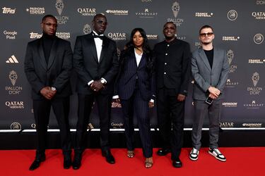 El exfutbolista francés Mamadou Sakho (2.º por la izquierda) y sus invitados posan a su llegada antes de la ceremonia de entrega del Balón de Oro 2025.
