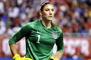 Hope Solo, guardameta de la selección femenina de Estados Unidos, tuvo una complicada infancia con un padre delincuente y una madre alcohólica. Jeffrey John, padre de Solo, intentó cambiar su estilo de vida y empezó a asistir a cada partido de su hija, sin embargo en el 2007 todo terminaría al sufrir un ataque al corazón que le dejó sin vida.