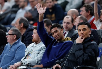 Jude Bellingham, jugador del Real Madrid, asiste al partido ante el Olympiacos de sus compañeros de la sección de baloncesto.